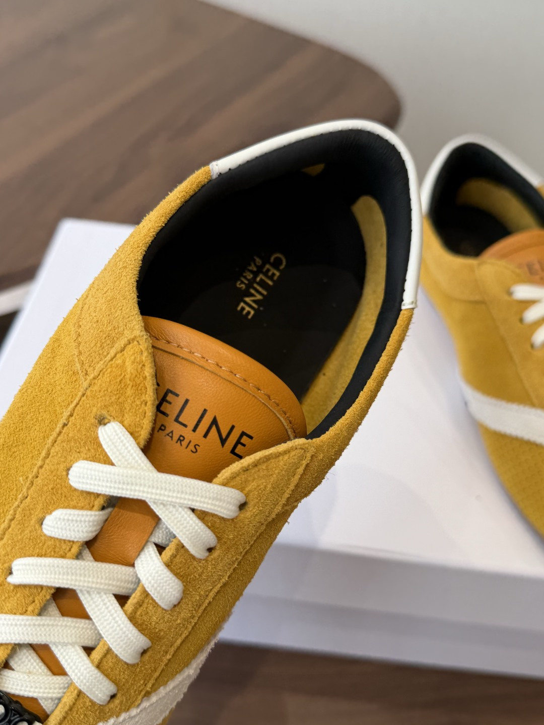 Celine 26ss 思琳新款休闲鞋德训运动鞋  充满街头感的一双鞋子，最新大C设计非常赞 这款鞋有它自己独特的设计 