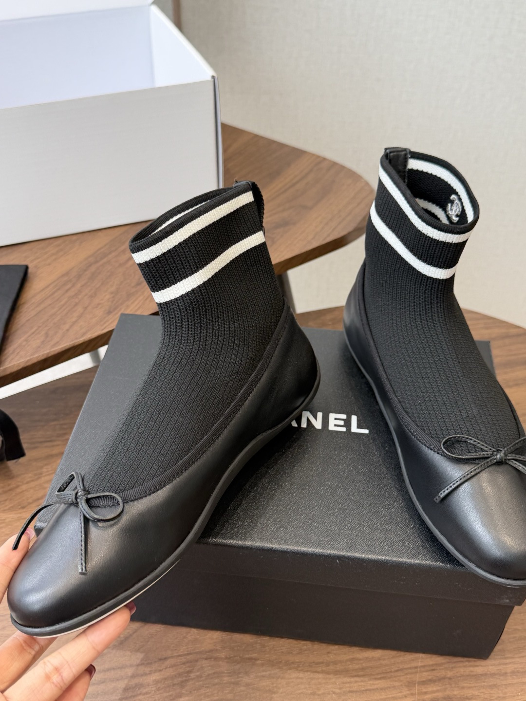 Chanel26ss袜子乐福单鞋 这款鞋是 chanel专柜超级火爆香奶奶老爹系!!!上脚真的显高显腿长! 一定要入手一 Chanel26ss袜子乐福单鞋 这款鞋是 chanel专柜超级火爆香奶奶老爹系!!!上脚真的显高显腿长! 一定要入手一