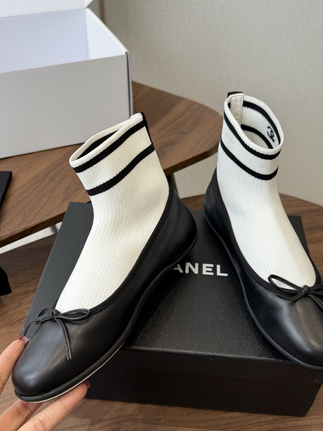 Chanel26ss袜子乐福单鞋 这款鞋是 chanel专柜超级火爆香奶奶老爹系!!!上脚真的显高显腿长! 一定要入手一