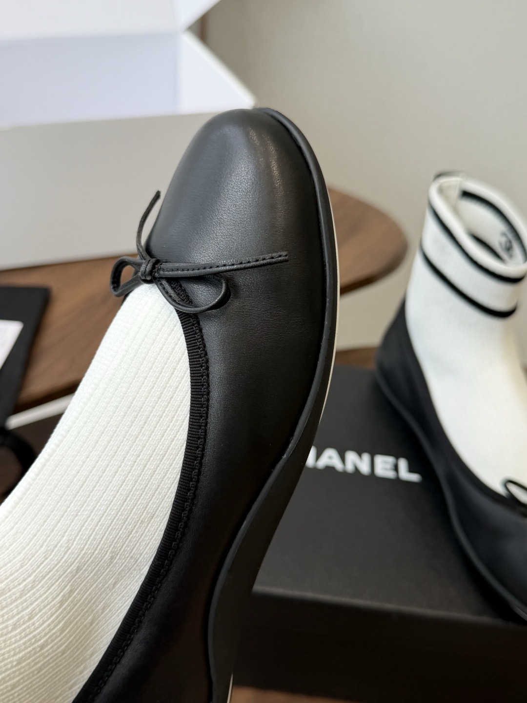Chanel26ss袜子乐福单鞋 这款鞋是 chanel专柜超级火爆香奶奶老爹系!!!上脚真的显高显腿长! 一定要入手一