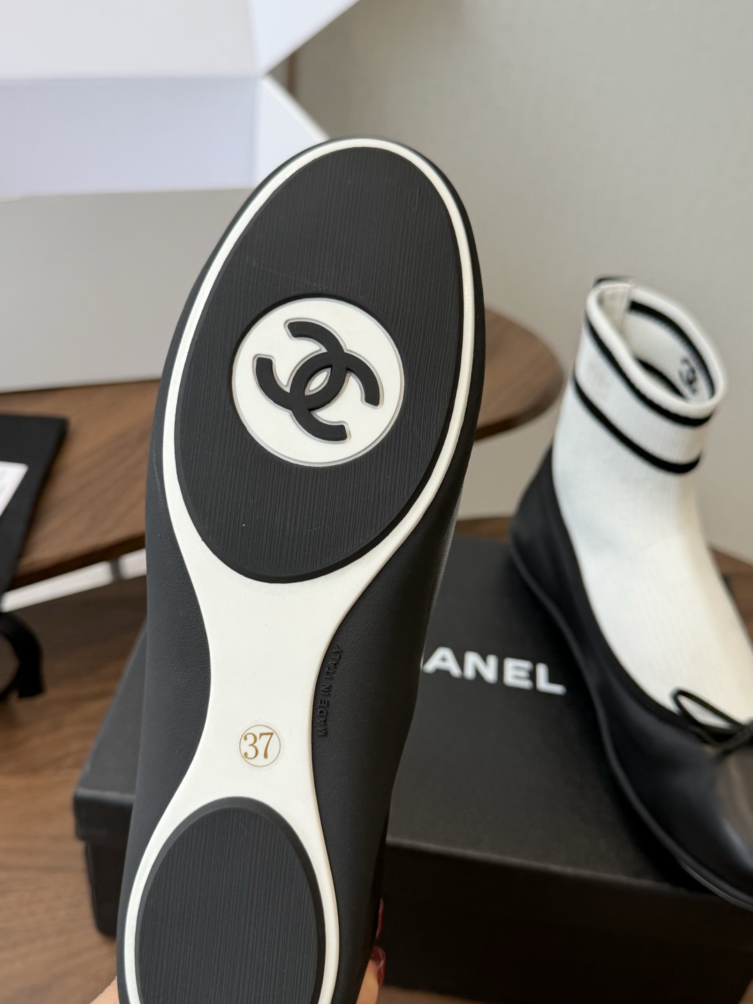Chanel26ss袜子乐福单鞋 这款鞋是 chanel专柜超级火爆香奶奶老爹系!!!上脚真的显高显腿长! 一定要入手一