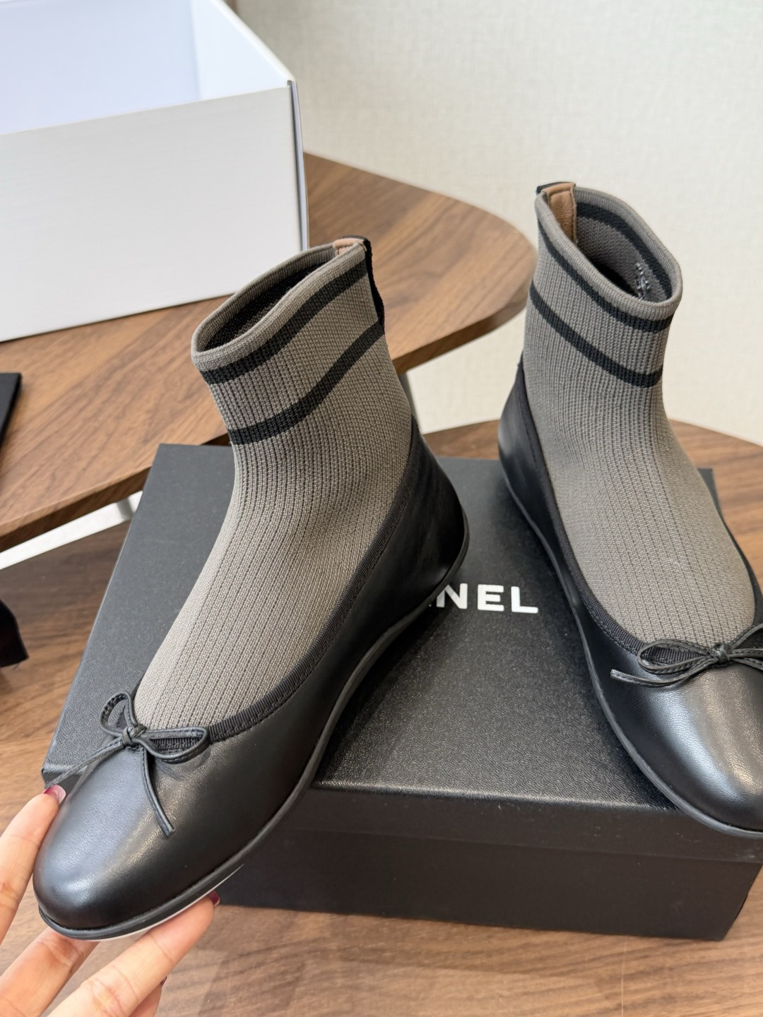 Chanel26ss袜子乐福单鞋 这款鞋是 chanel专柜超级火爆香奶奶老爹系!!!上脚真的显高显腿长! 一定要入手一 Chanel26ss袜子乐福单鞋 这款鞋是 chanel专柜超级火爆香奶奶老爹系!!!上脚真的显高显腿长! 一定要入手一