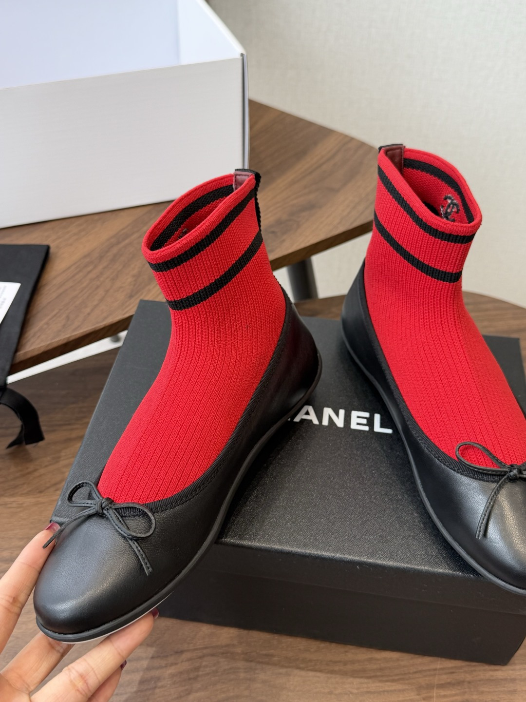 Chanel26ss袜子乐福单鞋 这款鞋是 chanel专柜超级火爆香奶奶老爹系!!!上脚真的显高显腿长! 一定要入手一 Chanel26ss袜子乐福单鞋 这款鞋是 chanel专柜超级火爆香奶奶老爹系!!!上脚真的显高显腿长! 一定要入手一