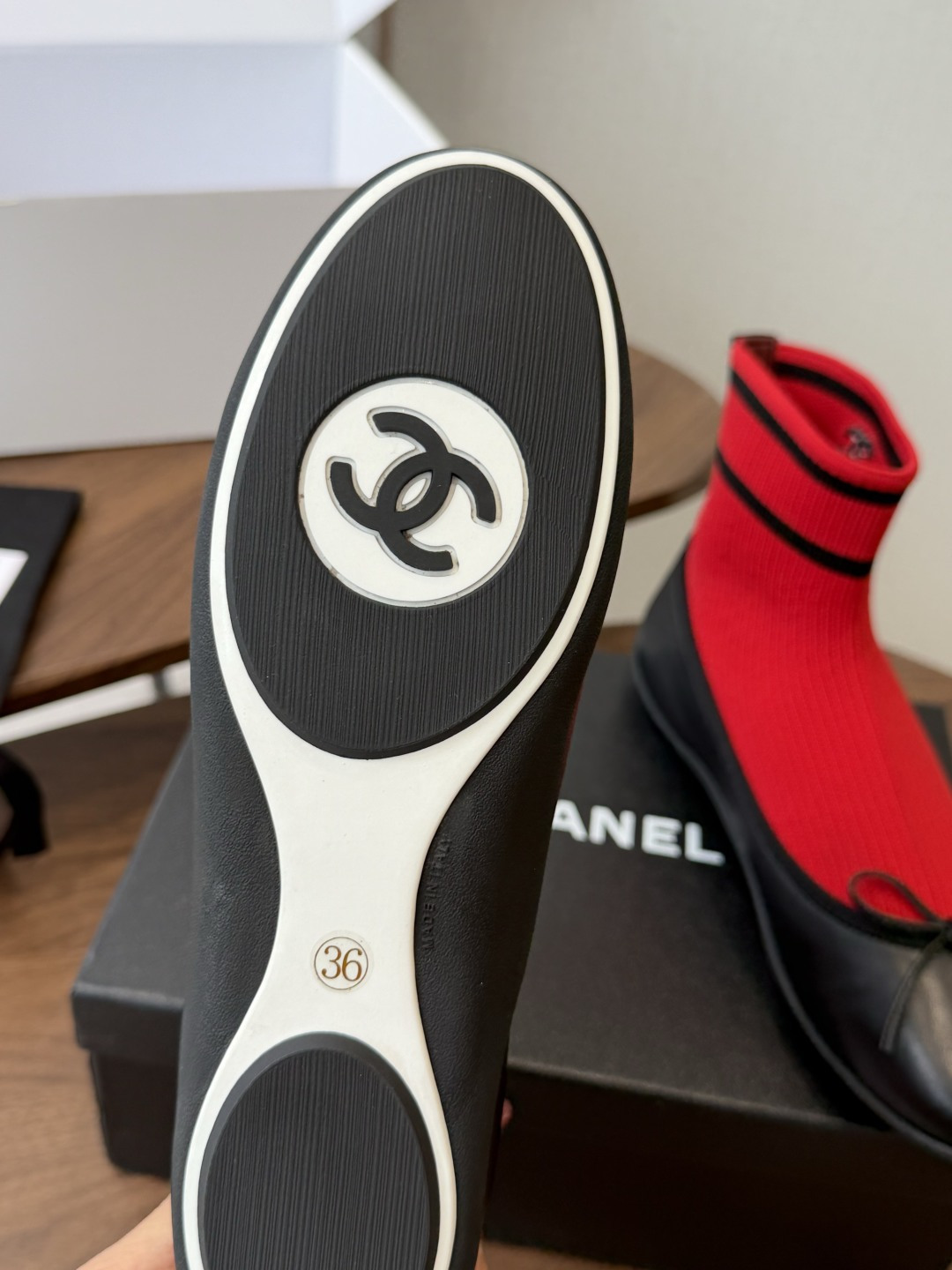 Chanel26ss袜子乐福单鞋 这款鞋是 chanel专柜超级火爆香奶奶老爹系!!!上脚真的显高显腿长! 一定要入手一 Chanel26ss袜子乐福单鞋 这款鞋是 chanel专柜超级火爆香奶奶老爹系!!!上脚真的显高显腿长! 一定要入手一