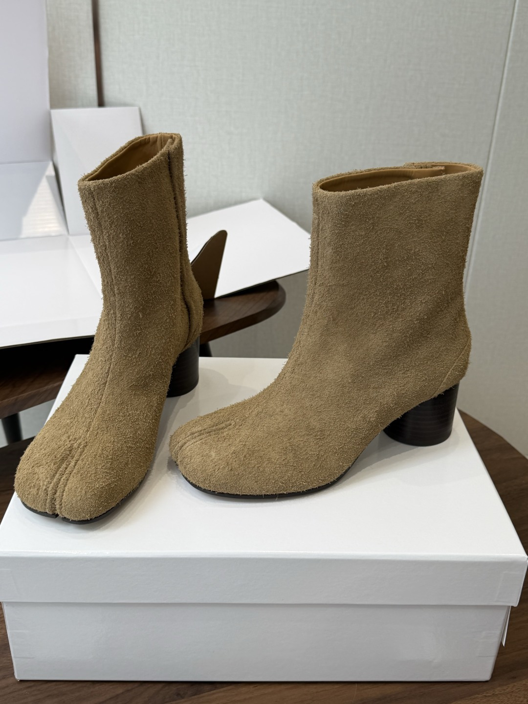 莞产(⚠️官网同步✈️盒包装) MaisonMargiela MM6 马吉拉分趾系列粗跟跟分趾靴 代购同渠道硬货(区分市 莞产(⚠️官网同步✈️盒包装) MaisonMargiela MM6 马吉拉分趾系列粗跟跟分趾靴 代购同渠道硬货(区分市