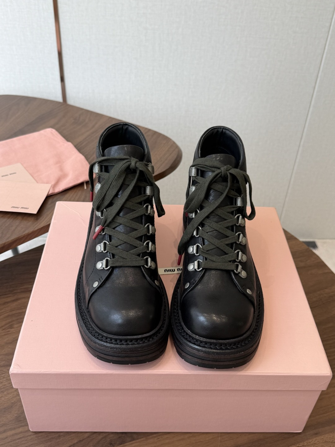 mium 缪缪26ss 秋冬 复古机车靴 时尚机车马丁靴，独到味道，人人都爱也轻松驾驭  百搭经典的鞋楦，足以征服你，穿