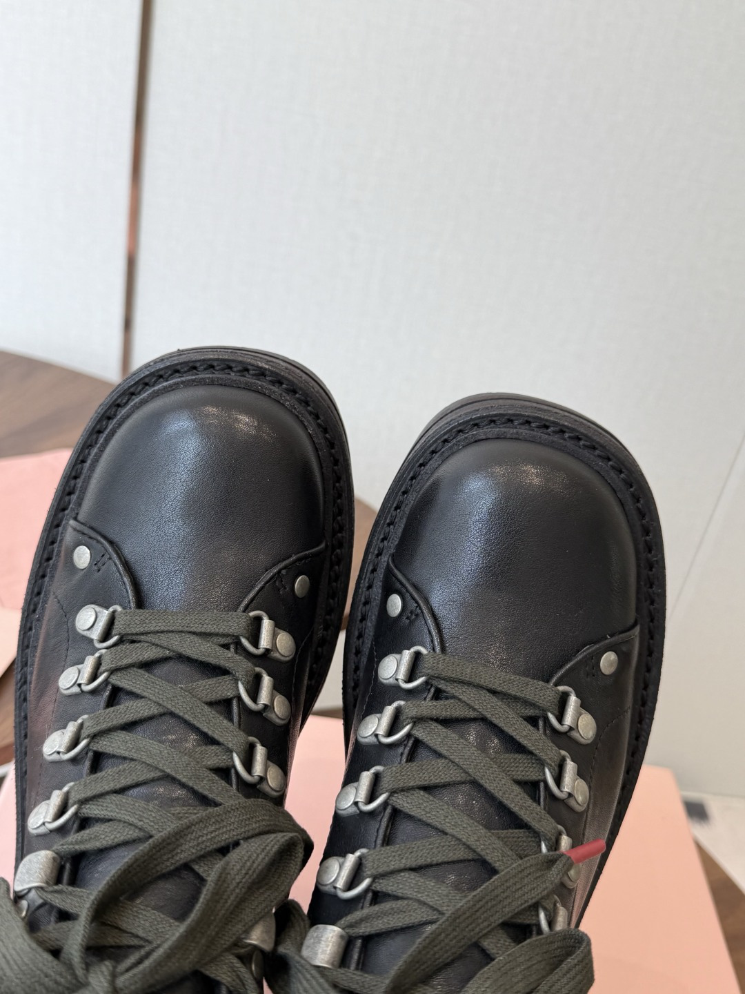 mium 缪缪26ss 秋冬 复古机车靴 时尚机车马丁靴,独到味道,人人都爱也轻松驾驭 百搭经典的鞋楦,足以征服你,穿 mium 缪缪26ss 秋冬 复古机车靴 时尚机车马丁靴,独到味道,人人都爱也轻松驾驭 百搭经典的鞋楦,足以征服你,穿