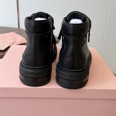 mium 缪缪26ss 秋冬 复古机车靴 时尚机车马丁靴,独到味道,人人都爱也轻松驾驭 百搭经典的鞋楦,足以征服你,穿 mium 缪缪26ss 秋冬 复古机车靴 时尚机车马丁靴,独到味道,人人都爱也轻松驾驭 百搭经典的鞋楦,足以征服你,穿