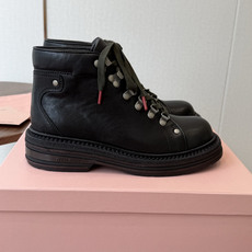 mium 缪缪26ss 秋冬 复古机车靴 时尚机车马丁靴,独到味道,人人都爱也轻松驾驭 百搭经典的鞋楦,足以征服你,穿 mium 缪缪26ss 秋冬 复古机车靴 时尚机车马丁靴,独到味道,人人都爱也轻松驾驭 百搭经典的鞋楦,足以征服你,穿