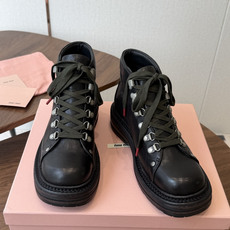 mium 缪缪26ss 秋冬 复古机车靴 时尚机车马丁靴,独到味道,人人都爱也轻松驾驭 百搭经典的鞋楦,足以征服你,穿 mium 缪缪26ss 秋冬 复古机车靴 时尚机车马丁靴,独到味道,人人都爱也轻松驾驭 百搭经典的鞋楦,足以征服你,穿