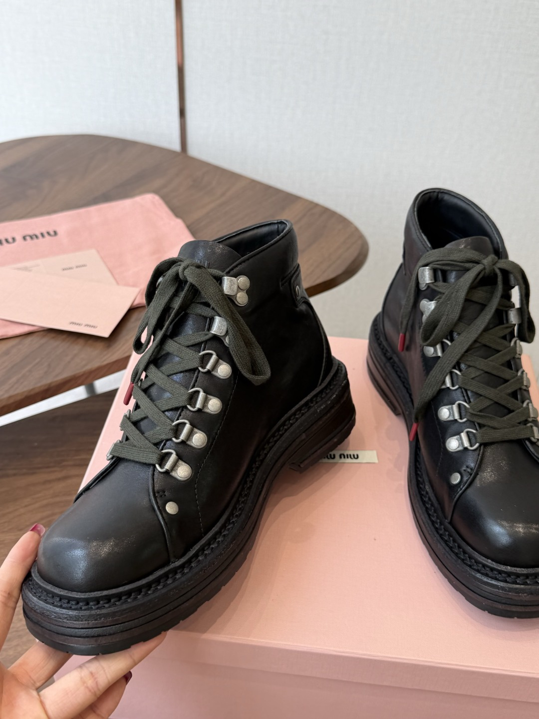 mium 缪缪26ss 秋冬 复古机车靴 时尚机车马丁靴,独到味道,人人都爱也轻松驾驭 百搭经典的鞋楦,足以征服你,穿 mium 缪缪26ss 秋冬 复古机车靴 时尚机车马丁靴,独到味道,人人都爱也轻松驾驭 百搭经典的鞋楦,足以征服你,穿
