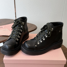 mium 缪缪26ss 秋冬 复古机车靴 时尚机车马丁靴,独到味道,人人都爱也轻松驾驭 百搭经典的鞋楦,足以征服你,穿 mium 缪缪26ss 秋冬 复古机车靴 时尚机车马丁靴,独到味道,人人都爱也轻松驾驭 百搭经典的鞋楦,足以征服你,穿