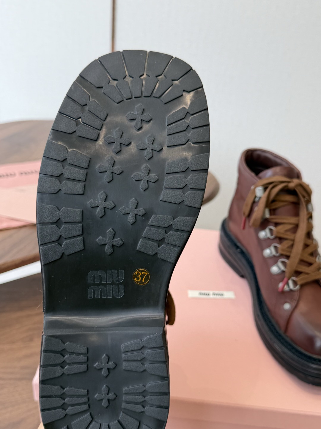 mium 缪缪26ss 秋冬 复古机车靴 时尚机车马丁靴,独到味道,人人都爱也轻松驾驭 百搭经典的鞋楦,足以征服你,穿 mium 缪缪26ss 秋冬 复古机车靴 时尚机车马丁靴,独到味道,人人都爱也轻松驾驭 百搭经典的鞋楦,足以征服你,穿