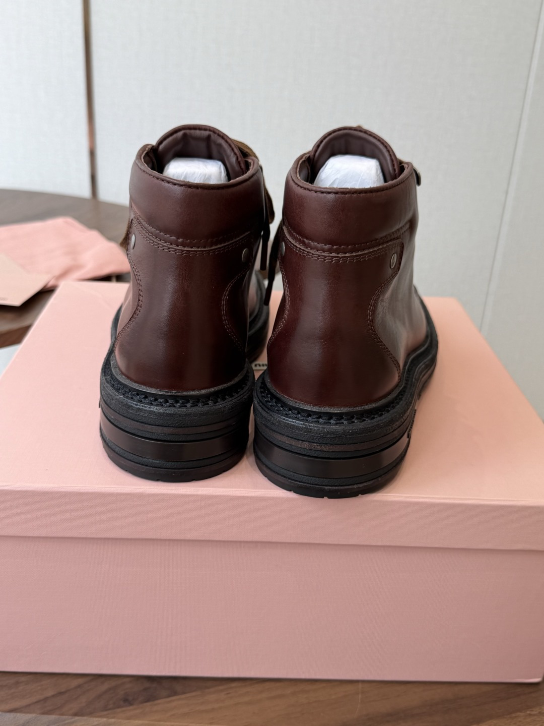 mium 缪缪26ss 秋冬 复古机车靴 时尚机车马丁靴,独到味道,人人都爱也轻松驾驭 百搭经典的鞋楦,足以征服你,穿 mium 缪缪26ss 秋冬 复古机车靴 时尚机车马丁靴,独到味道,人人都爱也轻松驾驭 百搭经典的鞋楦,足以征服你,穿