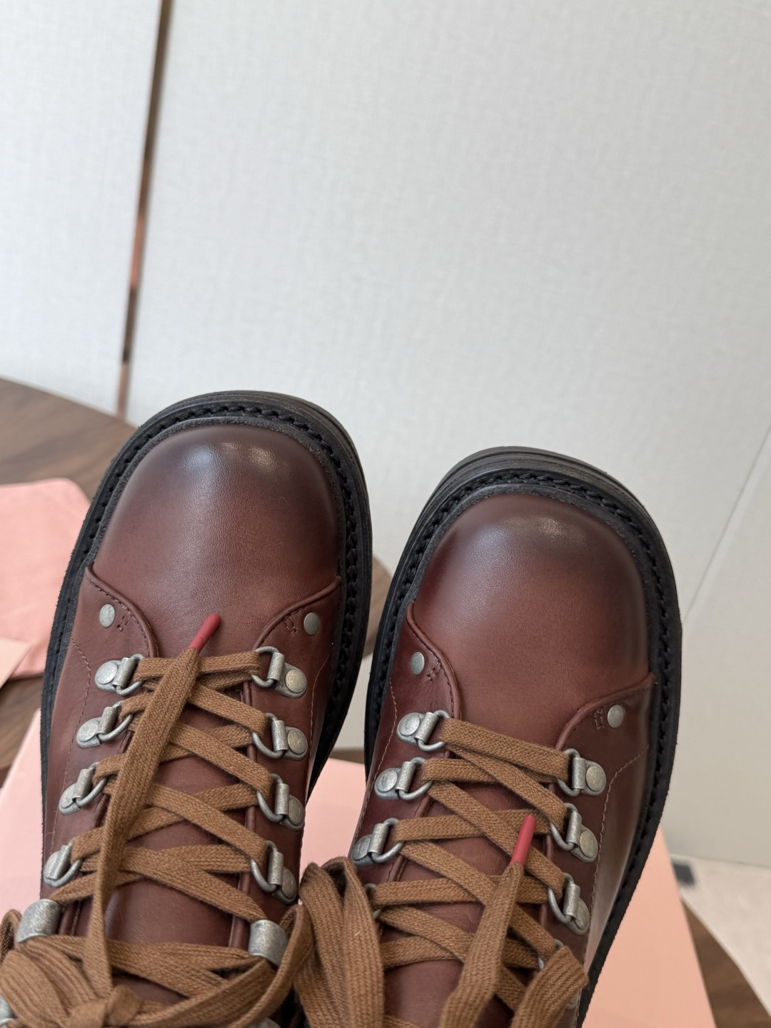 mium 缪缪26ss 秋冬 复古机车靴 时尚机车马丁靴,独到味道,人人都爱也轻松驾驭 百搭经典的鞋楦,足以征服你,穿 mium 缪缪26ss 秋冬 复古机车靴 时尚机车马丁靴,独到味道,人人都爱也轻松驾驭 百搭经典的鞋楦,足以征服你,穿