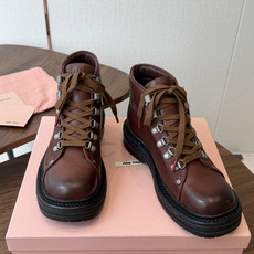 mium 缪缪26ss 秋冬 复古机车靴 时尚机车马丁靴,独到味道,人人都爱也轻松驾驭 百搭经典的鞋楦,足以征服你,穿 mium 缪缪26ss 秋冬 复古机车靴 时尚机车马丁靴,独到味道,人人都爱也轻松驾驭 百搭经典的鞋楦,足以征服你,穿