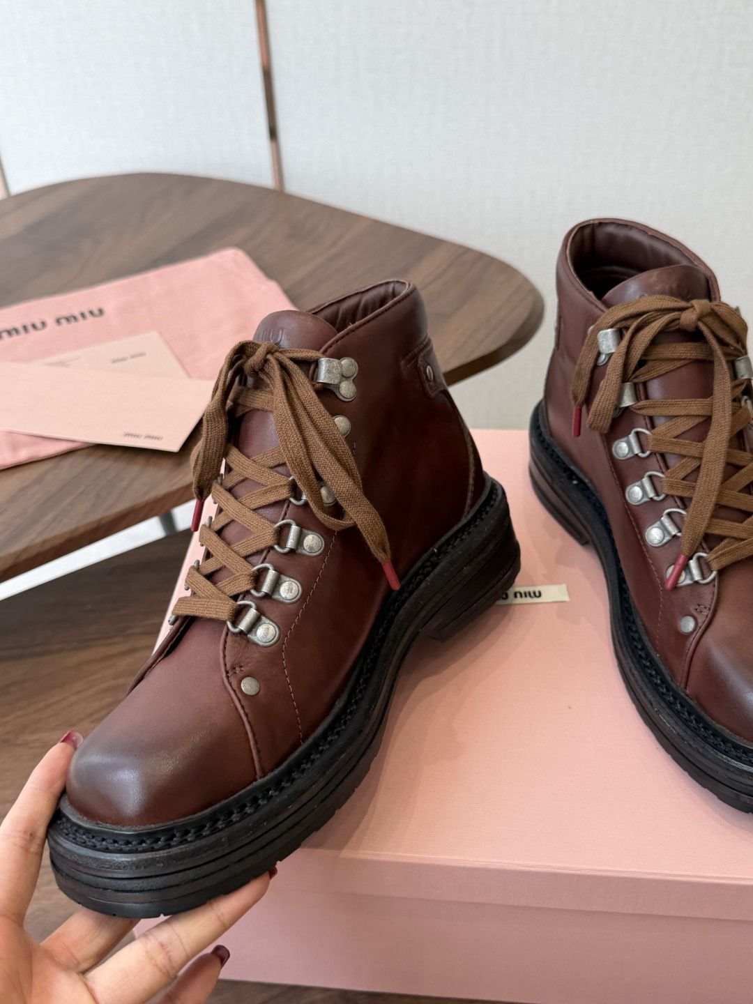 mium 缪缪26ss 秋冬 复古机车靴 时尚机车马丁靴,独到味道,人人都爱也轻松驾驭 百搭经典的鞋楦,足以征服你,穿 mium 缪缪26ss 秋冬 复古机车靴 时尚机车马丁靴,独到味道,人人都爱也轻松驾驭 百搭经典的鞋楦,足以征服你,穿