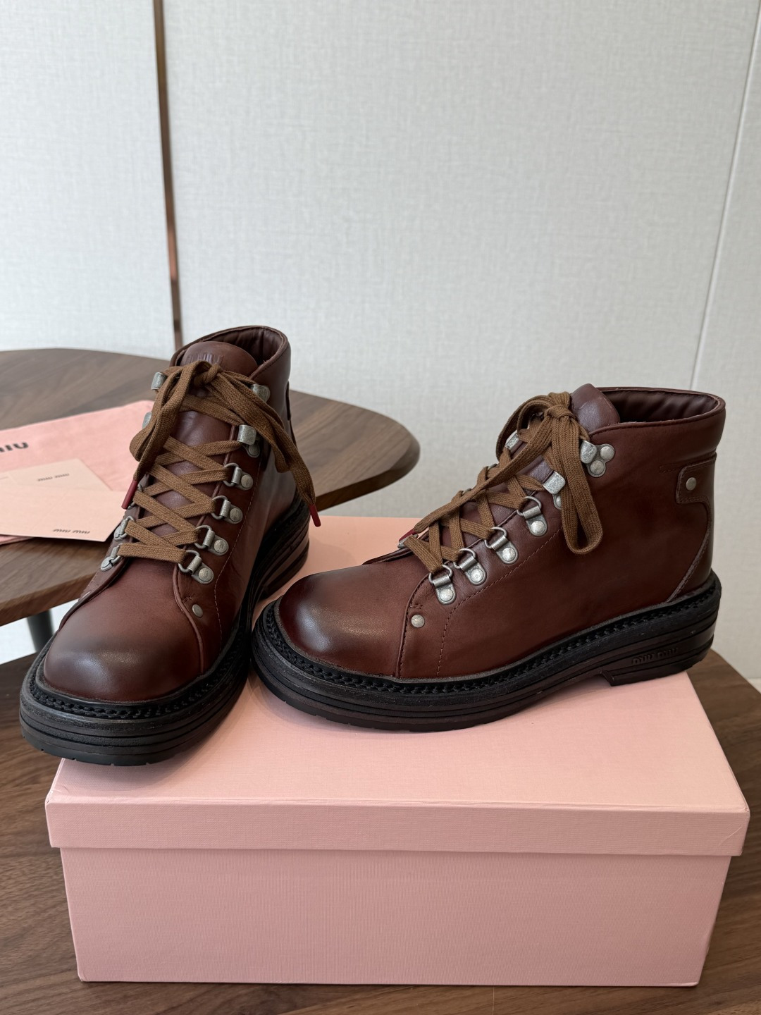 mium 缪缪26ss 秋冬 复古机车靴 时尚机车马丁靴,独到味道,人人都爱也轻松驾驭 百搭经典的鞋楦,足以征服你,穿 mium 缪缪26ss 秋冬 复古机车靴 时尚机车马丁靴,独到味道,人人都爱也轻松驾驭 百搭经典的鞋楦,足以征服你,穿