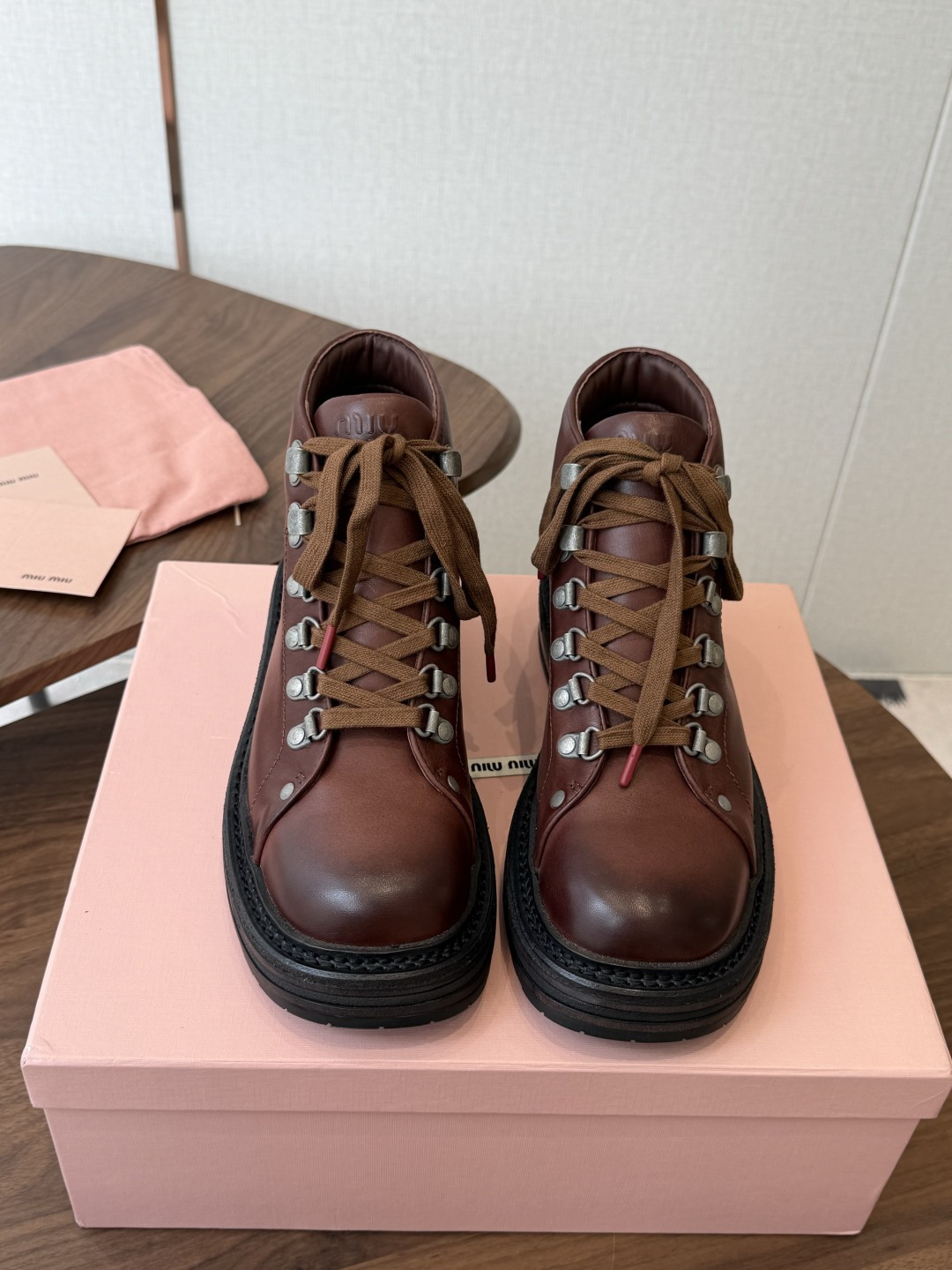 mium 缪缪26ss 秋冬 复古机车靴 时尚机车马丁靴，独到味道，人人都爱也轻松驾驭  百搭经典的鞋楦，足以征服你，穿