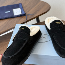 Prada26ss秋冬新款羊毛拖鞋 秋冬必备 保暖又时髦~氛围感拉满 面料:高丝光头层牛绒皮 内里:进口羊毛 鞋垫:进 Prada26ss秋冬新款羊毛拖鞋 秋冬必备 保暖又时髦~氛围感拉满 面料:高丝光头层牛绒皮 内里:进口羊毛 鞋垫:进