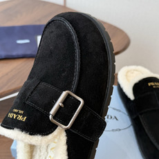 Prada26ss秋冬新款羊毛拖鞋 秋冬必备 保暖又时髦~氛围感拉满 面料:高丝光头层牛绒皮 内里:进口羊毛 鞋垫:进 Prada26ss秋冬新款羊毛拖鞋 秋冬必备 保暖又时髦~氛围感拉满 面料:高丝光头层牛绒皮 内里:进口羊毛 鞋垫:进