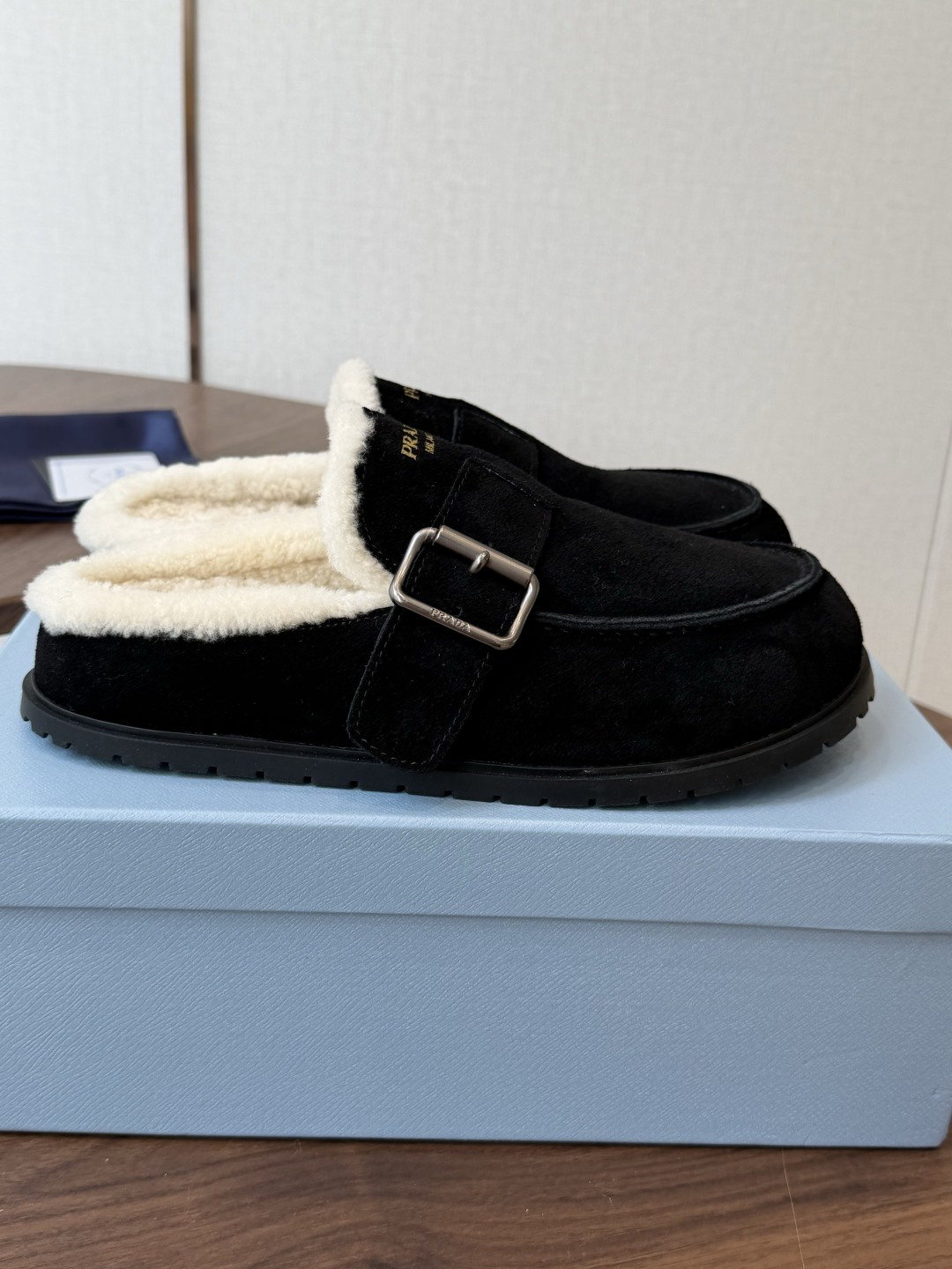 Prada26ss秋冬新款羊毛拖鞋 秋冬必备 保暖又时髦~氛围感拉满 面料:高丝光头层牛绒皮 内里:进口羊毛 鞋垫:进 Prada26ss秋冬新款羊毛拖鞋 秋冬必备 保暖又时髦~氛围感拉满 面料:高丝光头层牛绒皮 内里:进口羊毛 鞋垫:进