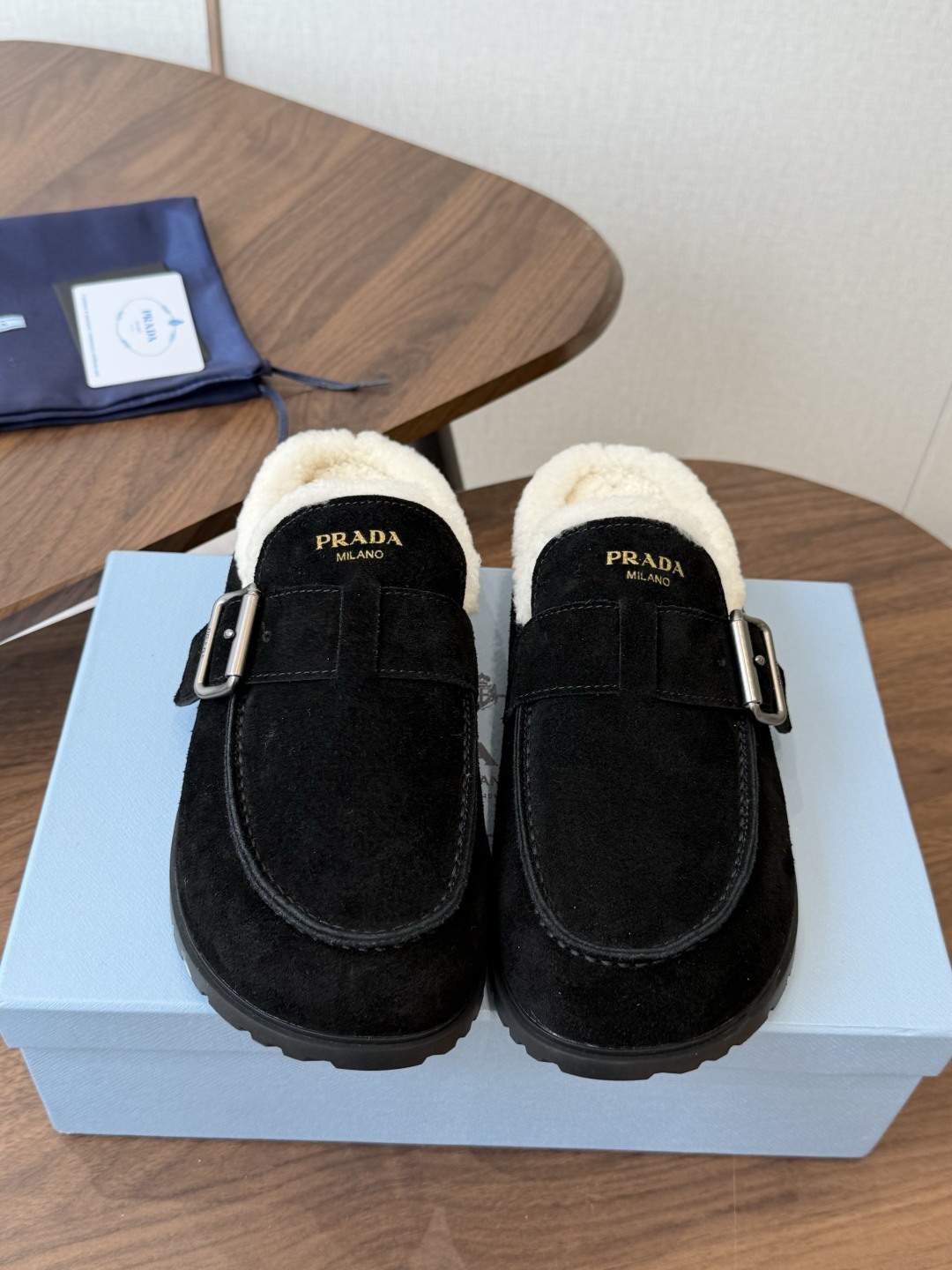 Prada26ss秋冬新款羊毛拖鞋 秋冬必备 保暖又时髦～氛围感拉满  面料：高丝光头层牛绒皮 内里：进口羊毛 鞋垫：进