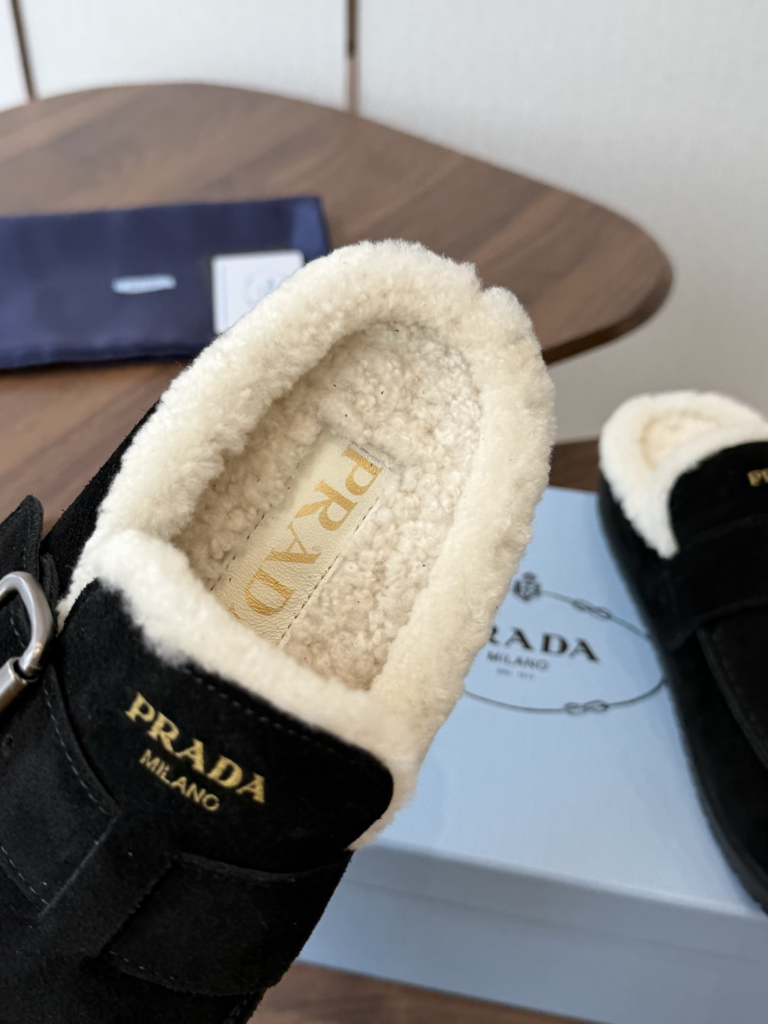 Prada26ss秋冬新款羊毛拖鞋 秋冬必备 保暖又时髦~氛围感拉满 面料:高丝光头层牛绒皮 内里:进口羊毛 鞋垫:进 Prada26ss秋冬新款羊毛拖鞋 秋冬必备 保暖又时髦~氛围感拉满 面料:高丝光头层牛绒皮 内里:进口羊毛 鞋垫:进