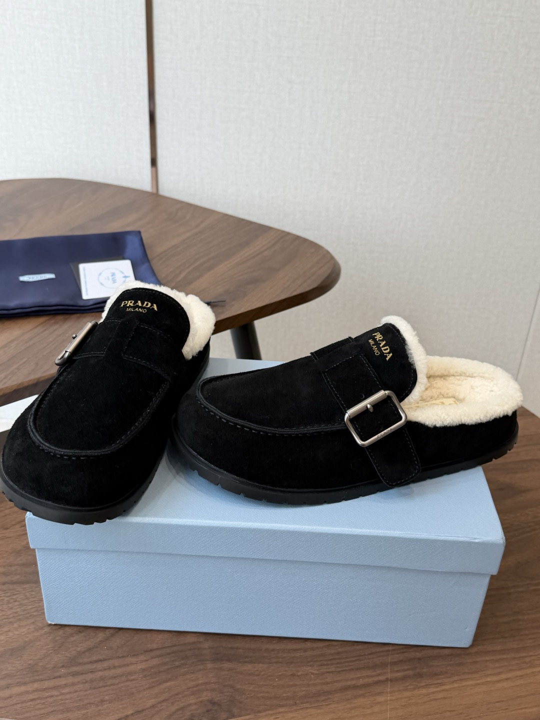 Prada26ss秋冬新款羊毛拖鞋 秋冬必备 保暖又时髦~氛围感拉满 面料:高丝光头层牛绒皮 内里:进口羊毛 鞋垫:进 Prada26ss秋冬新款羊毛拖鞋 秋冬必备 保暖又时髦~氛围感拉满 面料:高丝光头层牛绒皮 内里:进口羊毛 鞋垫:进