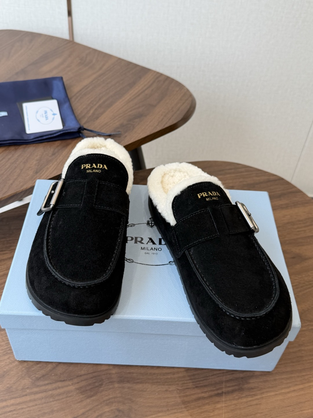 Prada26ss秋冬新款羊毛拖鞋 秋冬必备 保暖又时髦~氛围感拉满 面料:高丝光头层牛绒皮 内里:进口羊毛 鞋垫:进 Prada26ss秋冬新款羊毛拖鞋 秋冬必备 保暖又时髦~氛围感拉满 面料:高丝光头层牛绒皮 内里:进口羊毛 鞋垫:进