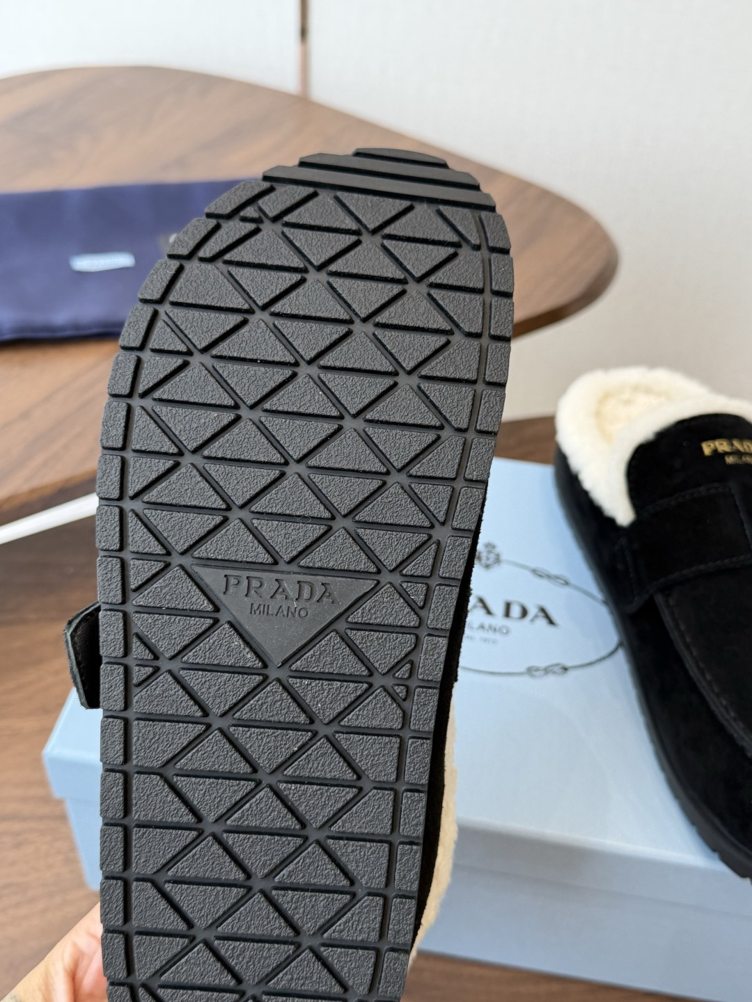 Prada26ss秋冬新款羊毛拖鞋 秋冬必备 保暖又时髦~氛围感拉满 面料:高丝光头层牛绒皮 内里:进口羊毛 鞋垫:进 Prada26ss秋冬新款羊毛拖鞋 秋冬必备 保暖又时髦~氛围感拉满 面料:高丝光头层牛绒皮 内里:进口羊毛 鞋垫:进
