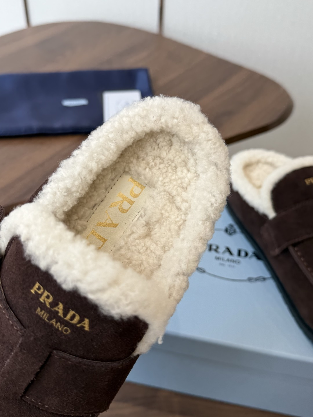 Prada26ss秋冬新款羊毛拖鞋 秋冬必备 保暖又时髦～氛围感拉满  面料：高丝光头层牛绒皮 内里：进口羊毛 鞋垫：进