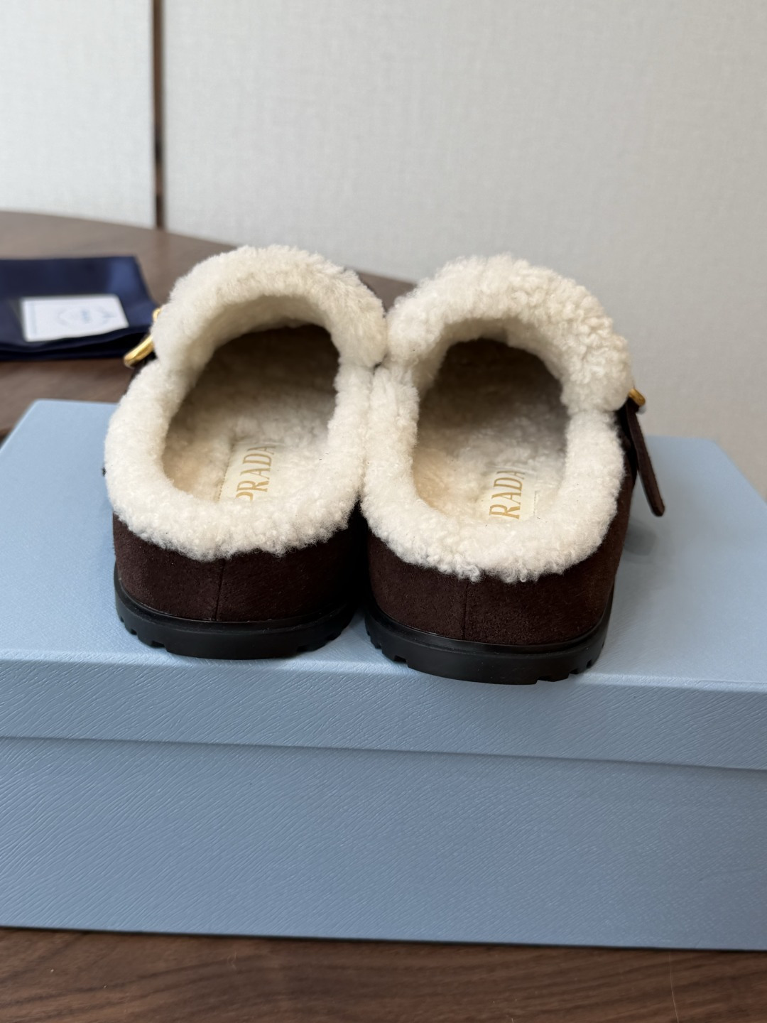 Prada26ss秋冬新款羊毛拖鞋 秋冬必备 保暖又时髦～氛围感拉满  面料：高丝光头层牛绒皮 内里：进口羊毛 鞋垫：进