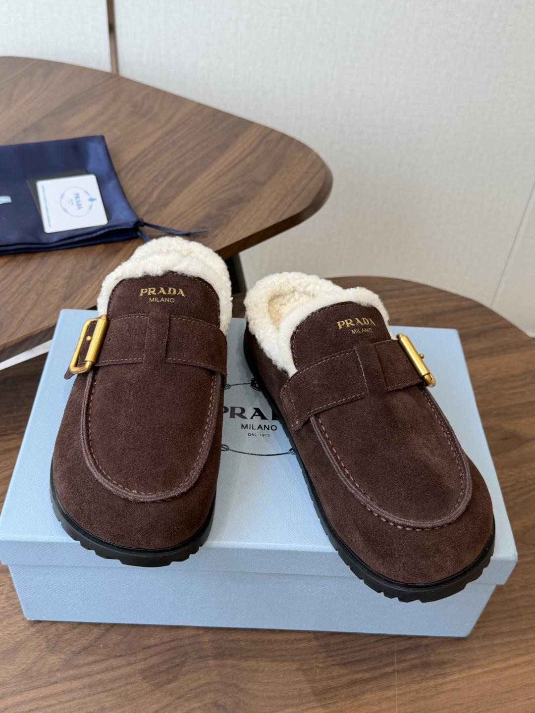 Prada26ss秋冬新款羊毛拖鞋 秋冬必备 保暖又时髦～氛围感拉满  面料：高丝光头层牛绒皮 内里：进口羊毛 鞋垫：进