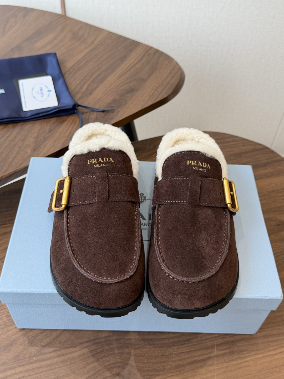 Prada26ss秋冬新款羊毛拖鞋 秋冬必备 保暖又时髦～氛围感拉满  面料：高丝光头层牛绒皮 内里：进口羊毛 鞋垫：进