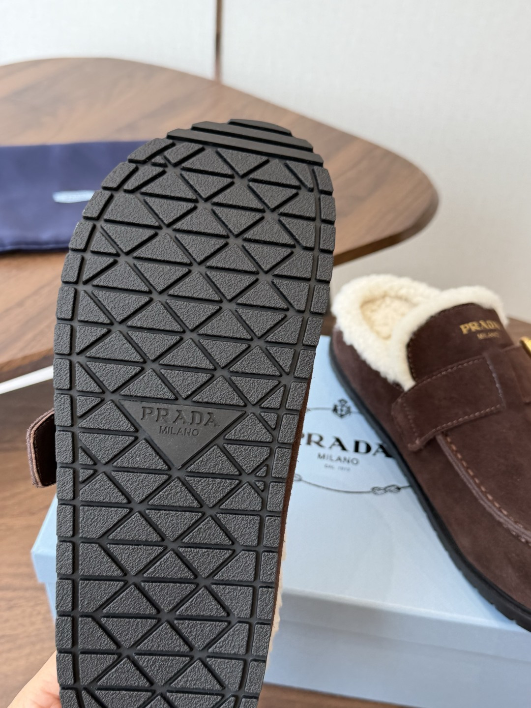 Prada26ss秋冬新款羊毛拖鞋 秋冬必备 保暖又时髦～氛围感拉满  面料：高丝光头层牛绒皮 内里：进口羊毛 鞋垫：进