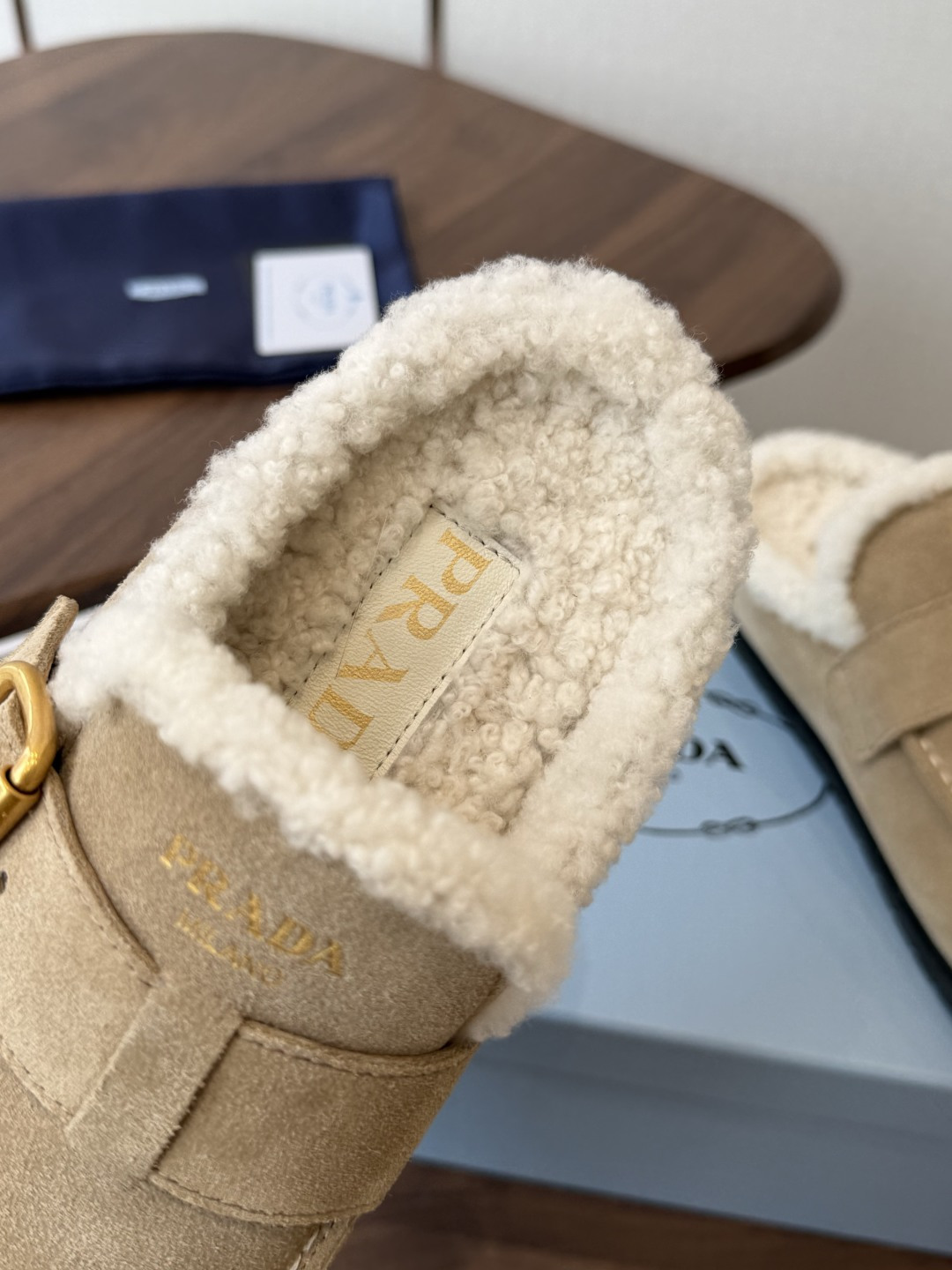 Prada26ss秋冬新款羊毛拖鞋 秋冬必备 保暖又时髦~氛围感拉满 面料:高丝光头层牛绒皮 内里:进口羊毛 鞋垫:进 Prada26ss秋冬新款羊毛拖鞋 秋冬必备 保暖又时髦~氛围感拉满 面料:高丝光头层牛绒皮 内里:进口羊毛 鞋垫:进