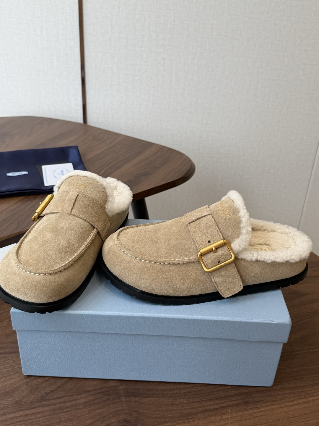 Prada26ss秋冬新款羊毛拖鞋 秋冬必备 保暖又时髦~氛围感拉满 面料:高丝光头层牛绒皮 内里:进口羊毛 鞋垫:进 Prada26ss秋冬新款羊毛拖鞋 秋冬必备 保暖又时髦~氛围感拉满 面料:高丝光头层牛绒皮 内里:进口羊毛 鞋垫:进