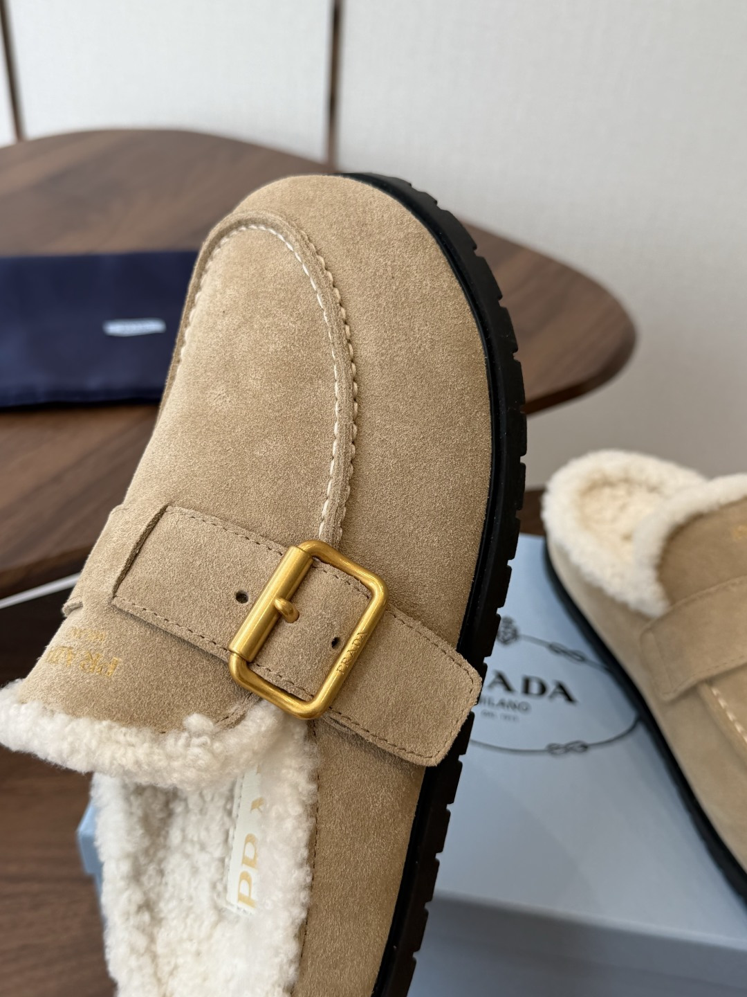 Prada26ss秋冬新款羊毛拖鞋 秋冬必备 保暖又时髦~氛围感拉满 面料:高丝光头层牛绒皮 内里:进口羊毛 鞋垫:进 Prada26ss秋冬新款羊毛拖鞋 秋冬必备 保暖又时髦~氛围感拉满 面料:高丝光头层牛绒皮 内里:进口羊毛 鞋垫:进