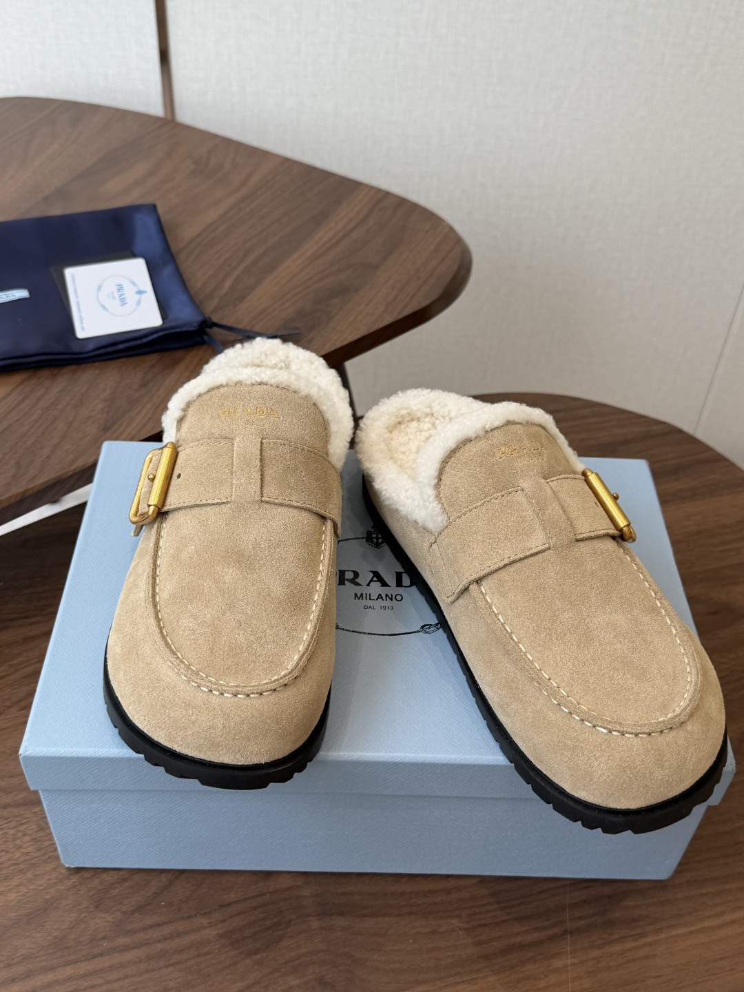 Prada26ss秋冬新款羊毛拖鞋 秋冬必备 保暖又时髦~氛围感拉满 面料:高丝光头层牛绒皮 内里:进口羊毛 鞋垫:进 Prada26ss秋冬新款羊毛拖鞋 秋冬必备 保暖又时髦~氛围感拉满 面料:高丝光头层牛绒皮 内里:进口羊毛 鞋垫:进