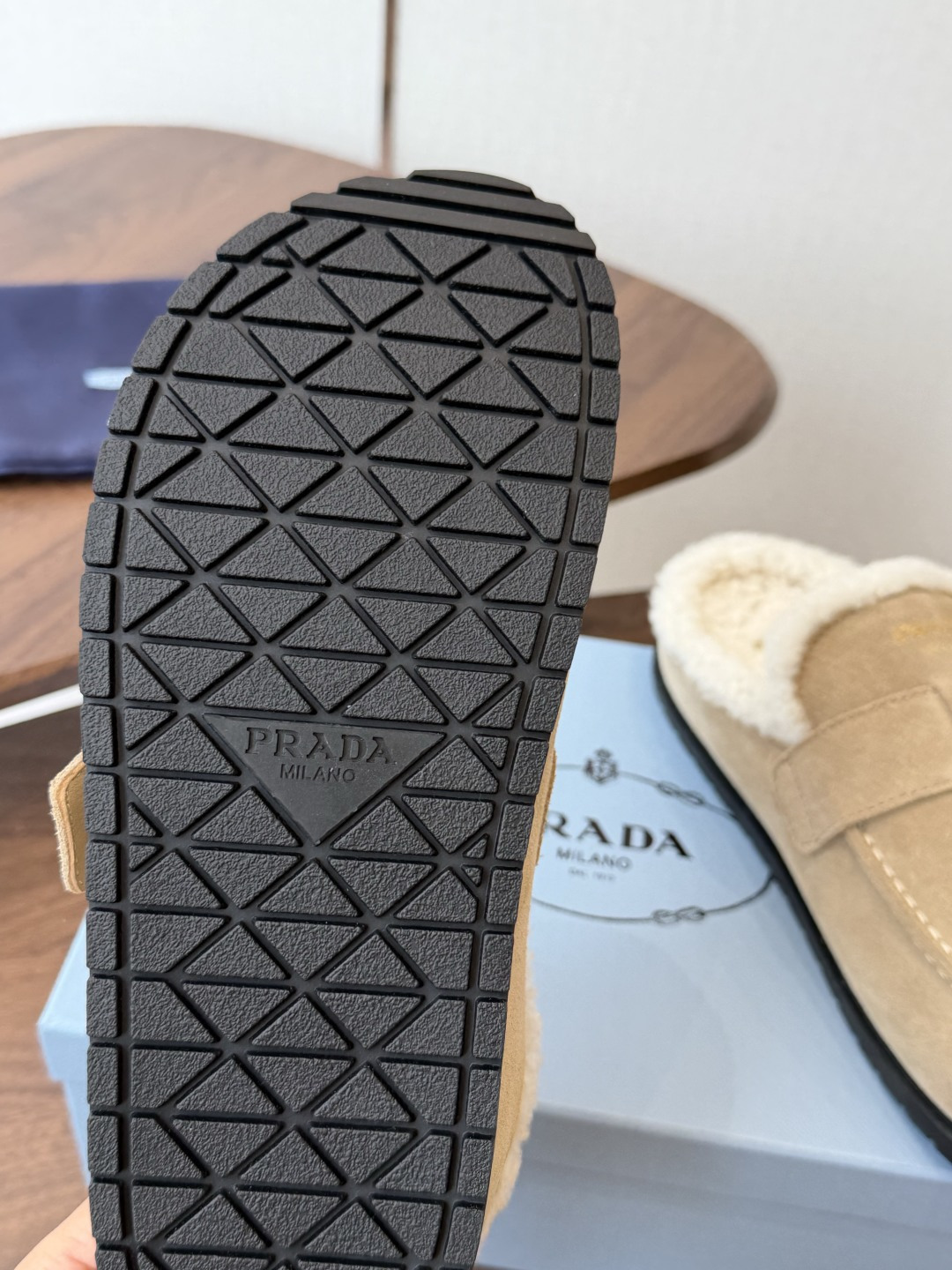 Prada26ss秋冬新款羊毛拖鞋 秋冬必备 保暖又时髦~氛围感拉满 面料:高丝光头层牛绒皮 内里:进口羊毛 鞋垫:进 Prada26ss秋冬新款羊毛拖鞋 秋冬必备 保暖又时髦~氛围感拉满 面料:高丝光头层牛绒皮 内里:进口羊毛 鞋垫:进