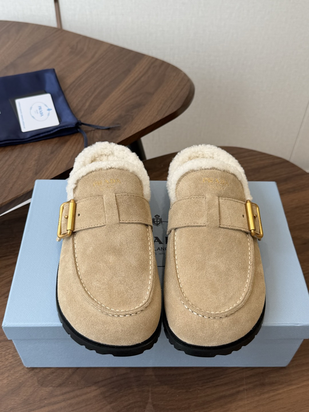 Prada26ss秋冬新款羊毛拖鞋 秋冬必备 保暖又时髦～氛围感拉满  面料：高丝光头层牛绒皮 内里：进口羊毛 鞋垫：进