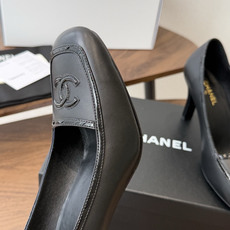Chanel26SS早春新款方头拼色高跟鞋 经典方头鞋型自带复古高级感,拼色设计瞬间点亮整体造型,把香奈儿的品牌辨识度拉 Chanel26SS早春新款方头拼色高跟鞋 经典方头鞋型自带复古高级感,拼色设计瞬间点亮整体造型,把香奈儿的品牌辨识度拉