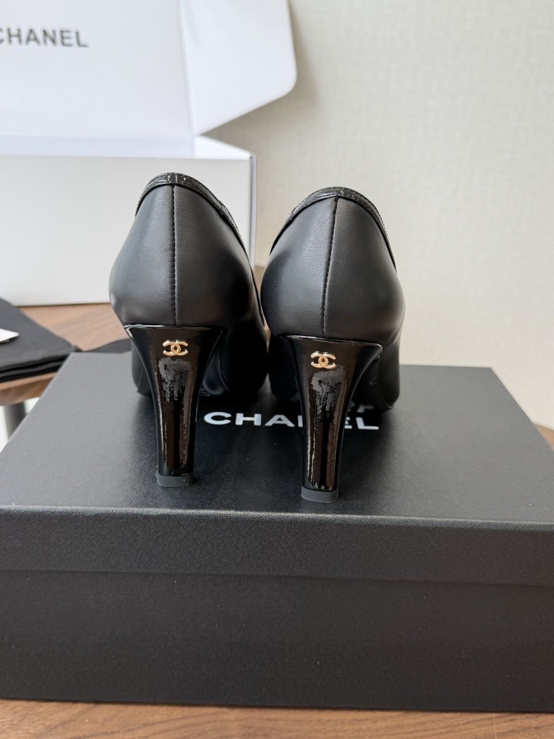 Chanel26SS早春新款方头拼色高跟鞋 经典方头鞋型自带复古高级感,拼色设计瞬间点亮整体造型,把香奈儿的品牌辨识度拉 Chanel26SS早春新款方头拼色高跟鞋 经典方头鞋型自带复古高级感,拼色设计瞬间点亮整体造型,把香奈儿的品牌辨识度拉