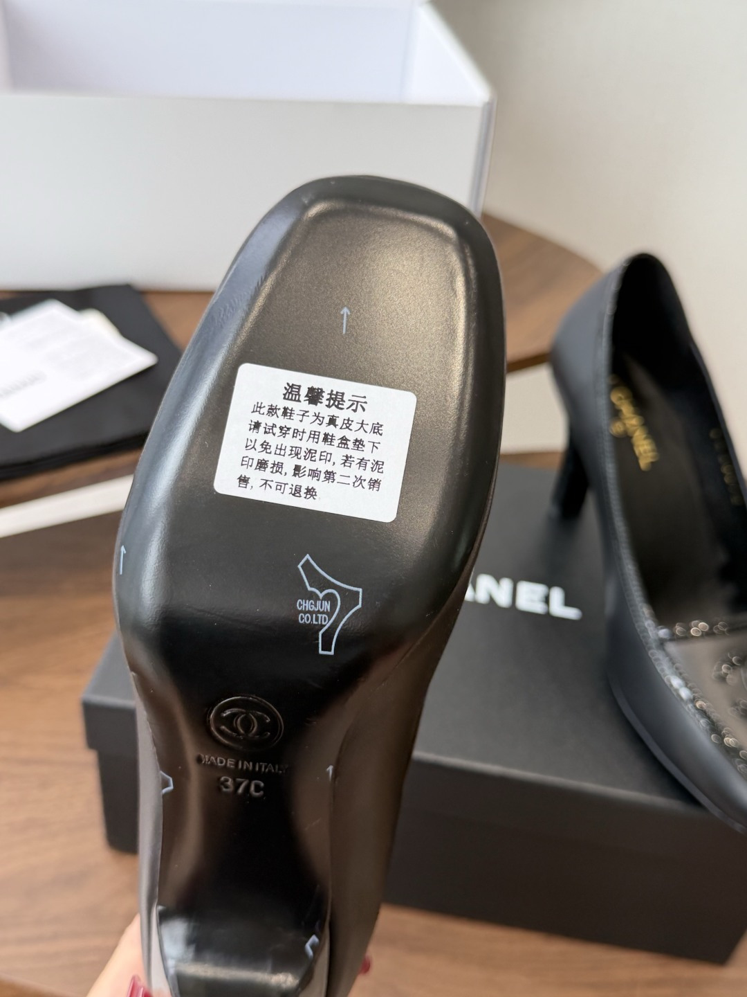 Chanel26SS早春新款方头拼色高跟鞋 经典方头鞋型自带复古高级感,拼色设计瞬间点亮整体造型,把香奈儿的品牌辨识度拉 Chanel26SS早春新款方头拼色高跟鞋 经典方头鞋型自带复古高级感,拼色设计瞬间点亮整体造型,把香奈儿的品牌辨识度拉