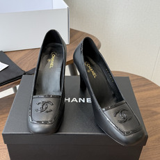 Chanel26SS早春新款方头拼色高跟鞋 经典方头鞋型自带复古高级感,拼色设计瞬间点亮整体造型,把香奈儿的品牌辨识度拉 Chanel26SS早春新款方头拼色高跟鞋 经典方头鞋型自带复古高级感,拼色设计瞬间点亮整体造型,把香奈儿的品牌辨识度拉