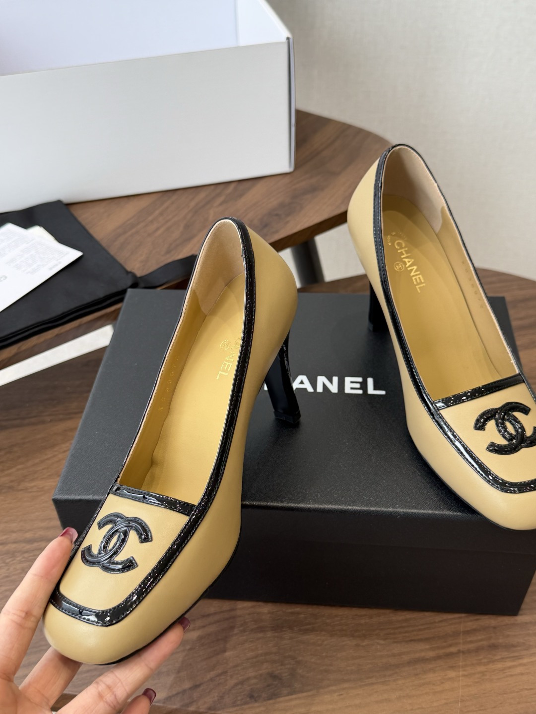 Chanel26SS早春新款方头拼色高跟鞋 经典方头鞋型自带复古高级感,拼色设计瞬间点亮整体造型,把香奈儿的品牌辨识度拉 Chanel26SS早春新款方头拼色高跟鞋 经典方头鞋型自带复古高级感,拼色设计瞬间点亮整体造型,把香奈儿的品牌辨识度拉