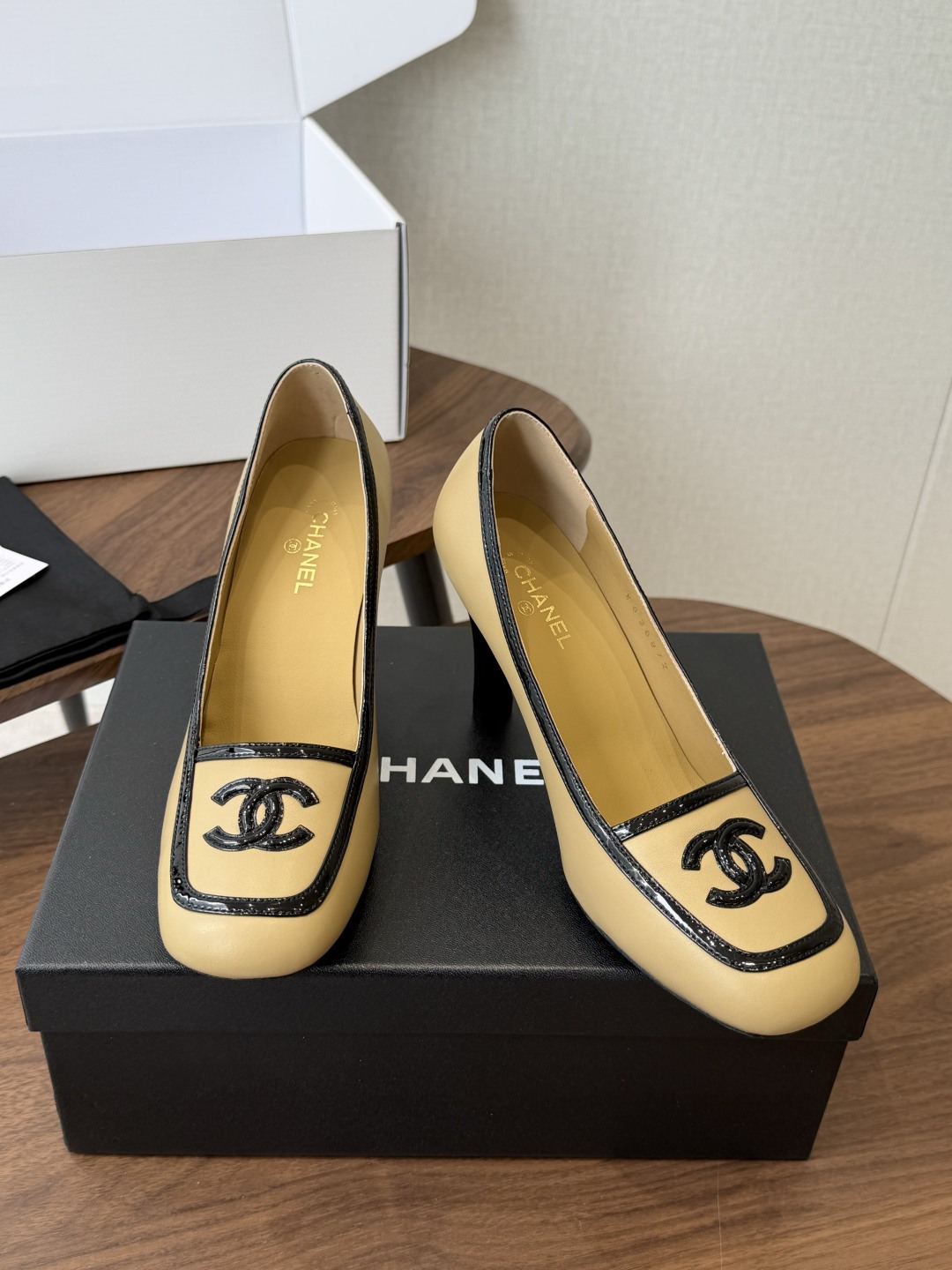 Chanel26SS早春新款方头拼色高跟鞋 经典方头鞋型自带复古高级感,拼色设计瞬间点亮整体造型,把香奈儿的品牌辨识度拉 Chanel26SS早春新款方头拼色高跟鞋 经典方头鞋型自带复古高级感,拼色设计瞬间点亮整体造型,把香奈儿的品牌辨识度拉