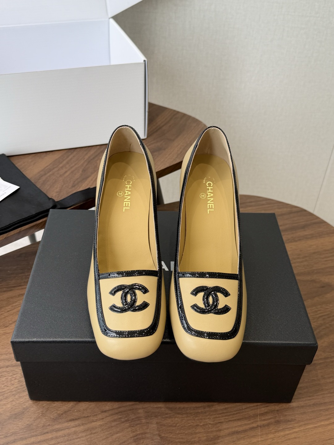 Chanel26SS早春新款方头拼色高跟鞋 经典方头鞋型自带复古高级感，拼色设计瞬间点亮整体造型，把香奈儿的品牌辨识度拉