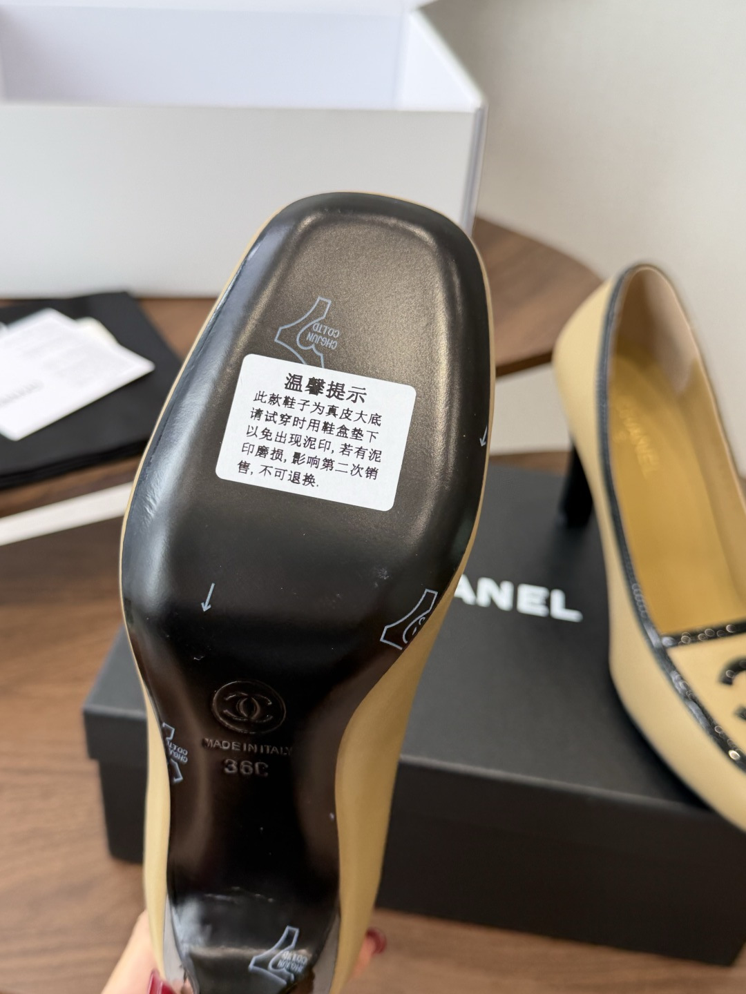 Chanel26SS早春新款方头拼色高跟鞋 经典方头鞋型自带复古高级感,拼色设计瞬间点亮整体造型,把香奈儿的品牌辨识度拉 Chanel26SS早春新款方头拼色高跟鞋 经典方头鞋型自带复古高级感,拼色设计瞬间点亮整体造型,把香奈儿的品牌辨识度拉